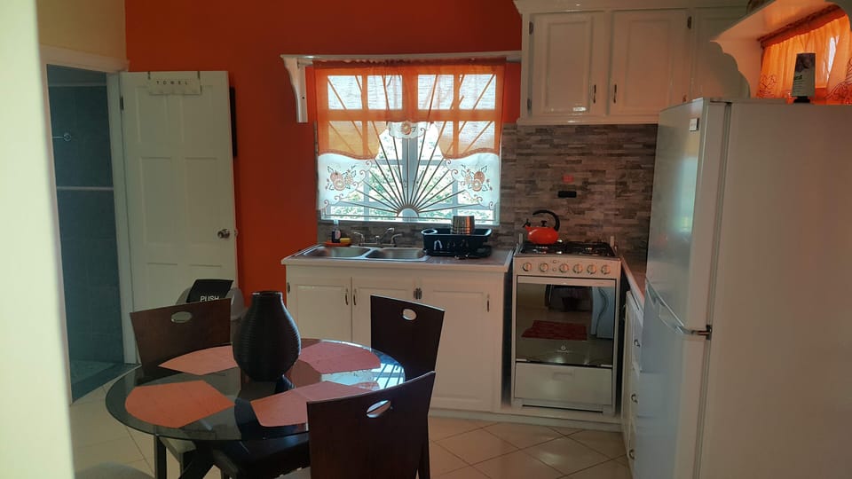 Kitchen & Dining Area