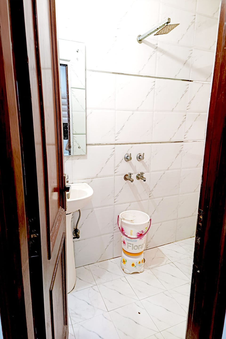 Deluxe Room | Bathroom | Shower, rainfall showerhead, designer toiletries, towels