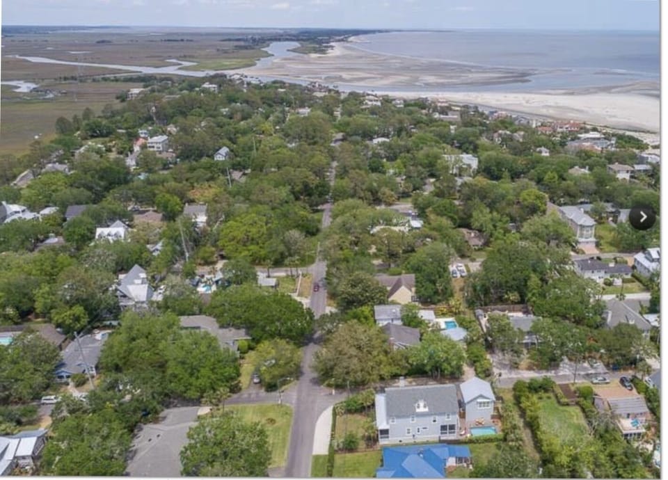 Distance to the beach, we are the blue roof
