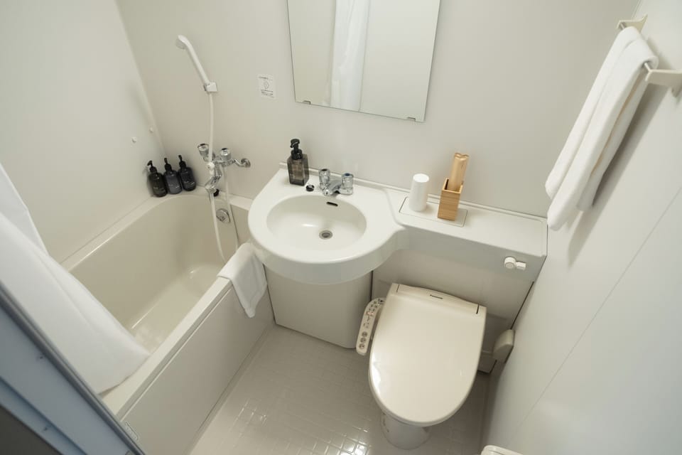 Signature Double Room (Non-smoking) | Bathroom | Combined shower/tub, eco-friendly toiletries, hair dryer, slippers