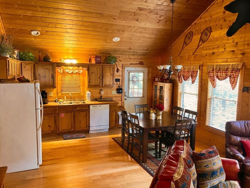 Kitchen and dining area - Single-level living. No stairs to climb inside the cabin!