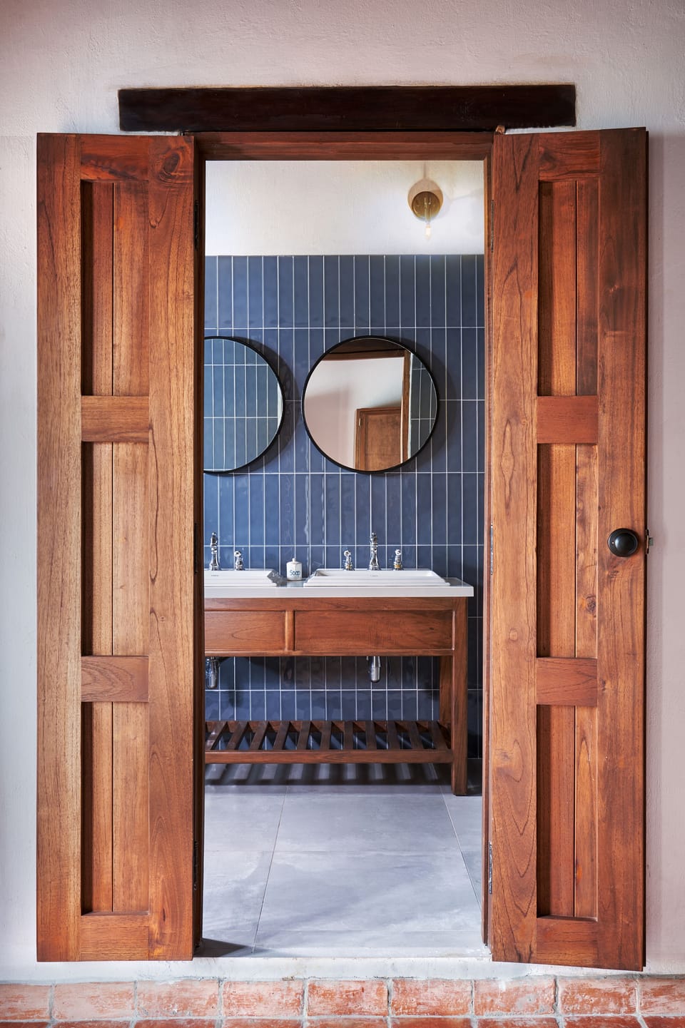 Separate tub and shower, deep soaking tub, rainfall showerhead