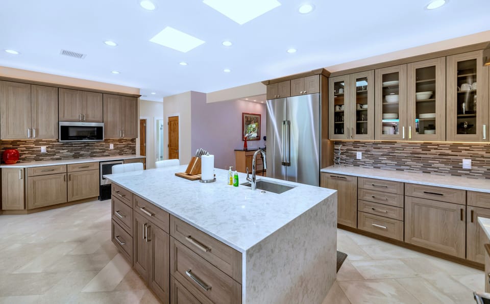 Gourmet Kitchen: Large island w/prep sink and all cooking utensils and spices
