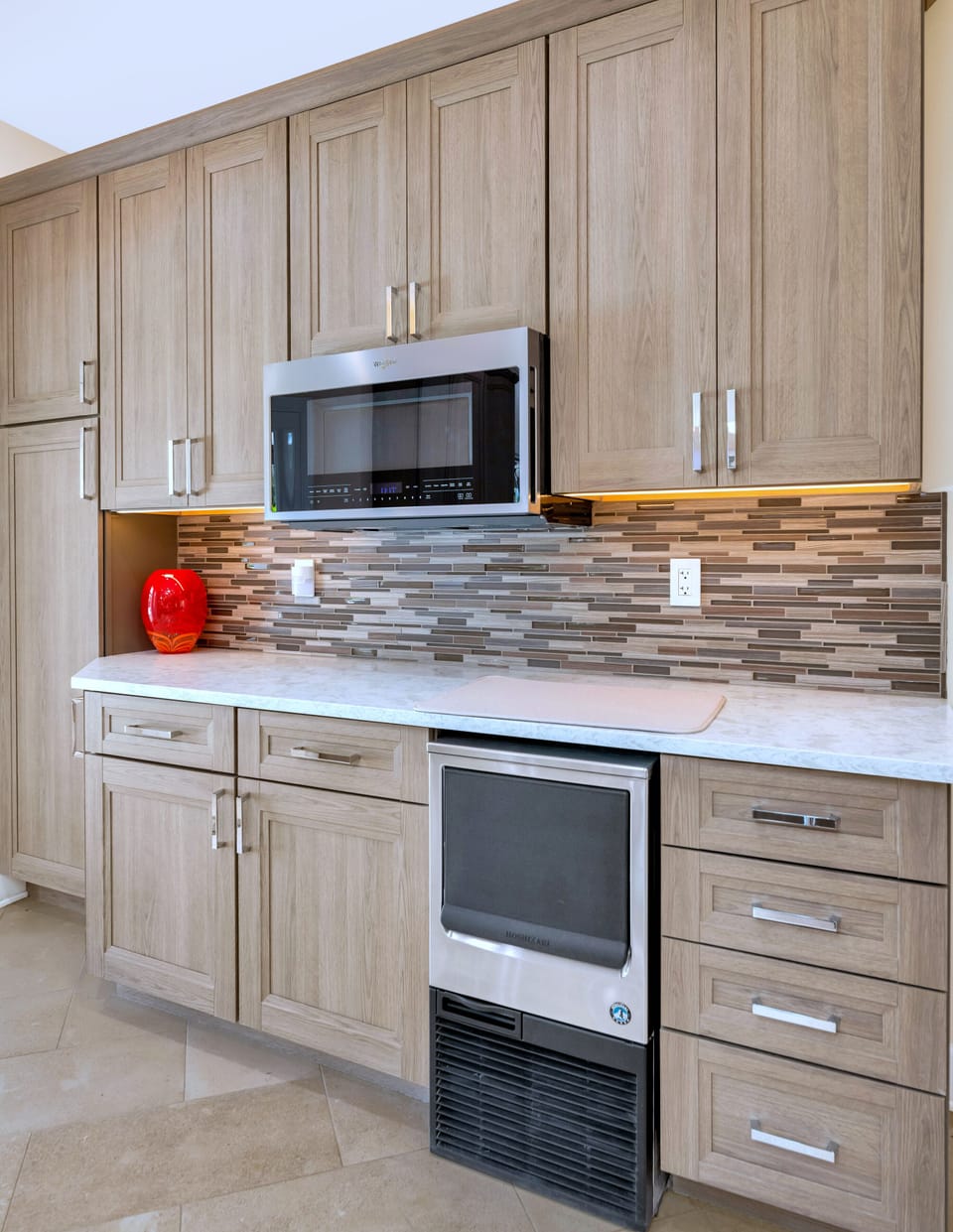 Gourmet Kitchen: commercial ice machine, microwave and two dishwashers