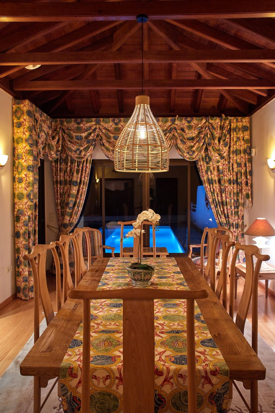 Dining area towards pool and ocean
