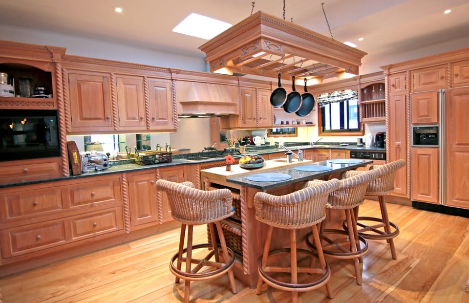 A full equipped kitchen with centre social bar 