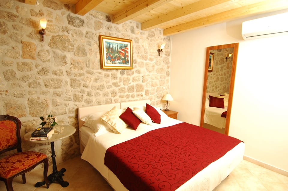Double Room, Ensuite | 1 bedroom, iron/ironing board, free WiFi, bed sheets