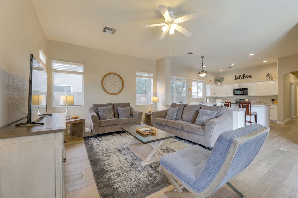 Living Room | Smart TV | Free WiFi | Central A/C & Heating