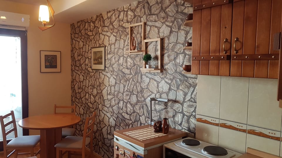 Design Studio Suite | Private kitchen | Fridge, oven, stovetop, coffee/tea maker