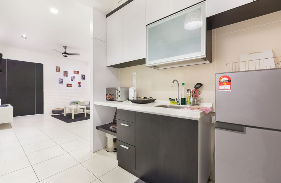 Deluxe Studio Suite | Private kitchenette | Fridge, microwave, stovetop, electric kettle