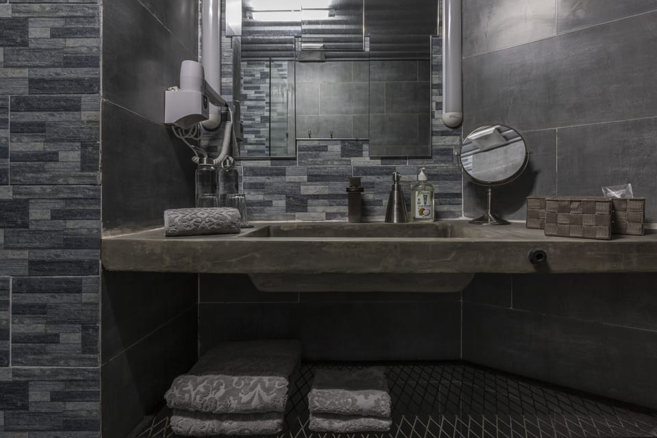 Shower, rainfall showerhead, free toiletries, hair dryer