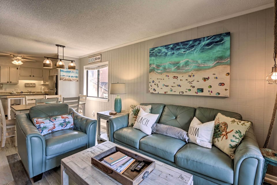 Living Room | Smart TV | Free WiFi | Beach Décor