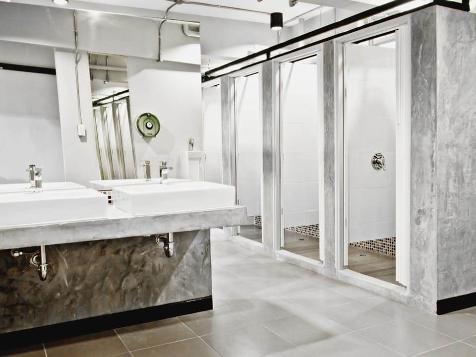 Shower, free toiletries, hair dryer, bidet