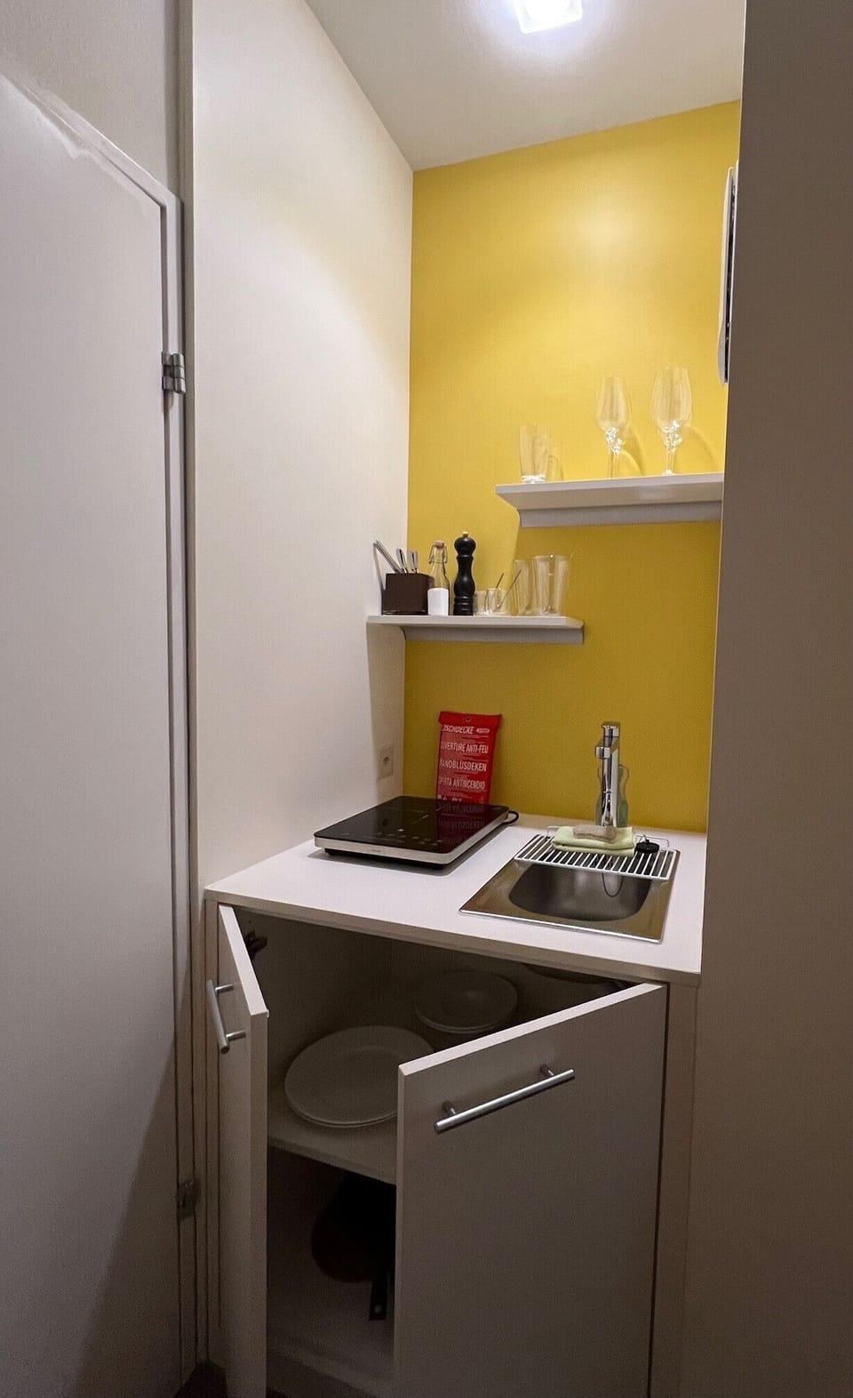Superior more-than-a-bedroom | Private kitchen | Coffee/tea maker