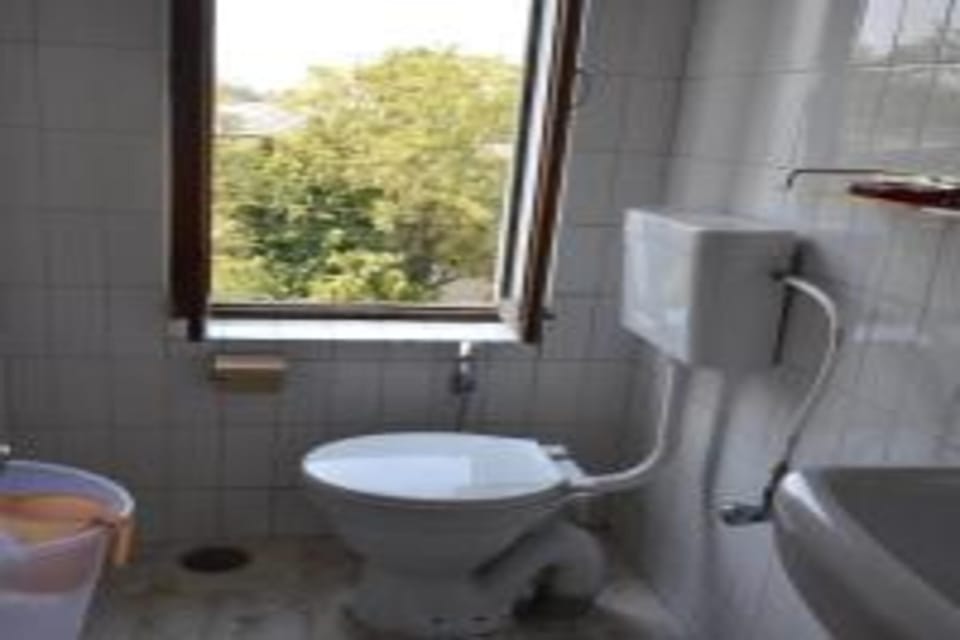 Shower, free toiletries, towels