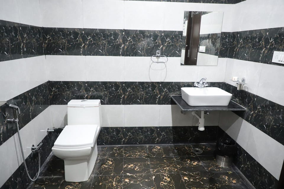 Deluxe Room | Bathroom | Shower, towels