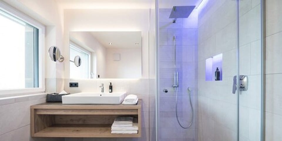 Junior Suite, Garden View | Bathroom | Shower, designer toiletries, hair dryer, bathrobes