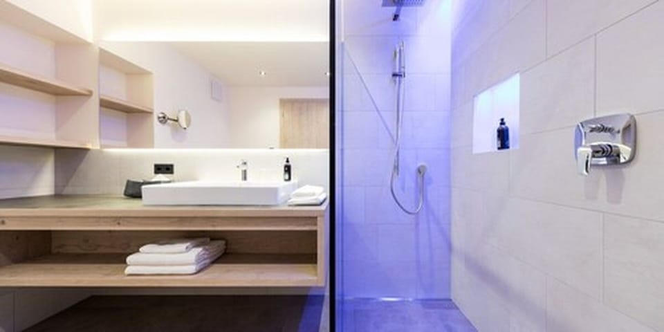 Junior Suite, Balcony | Bathroom | Shower, designer toiletries, hair dryer, bathrobes