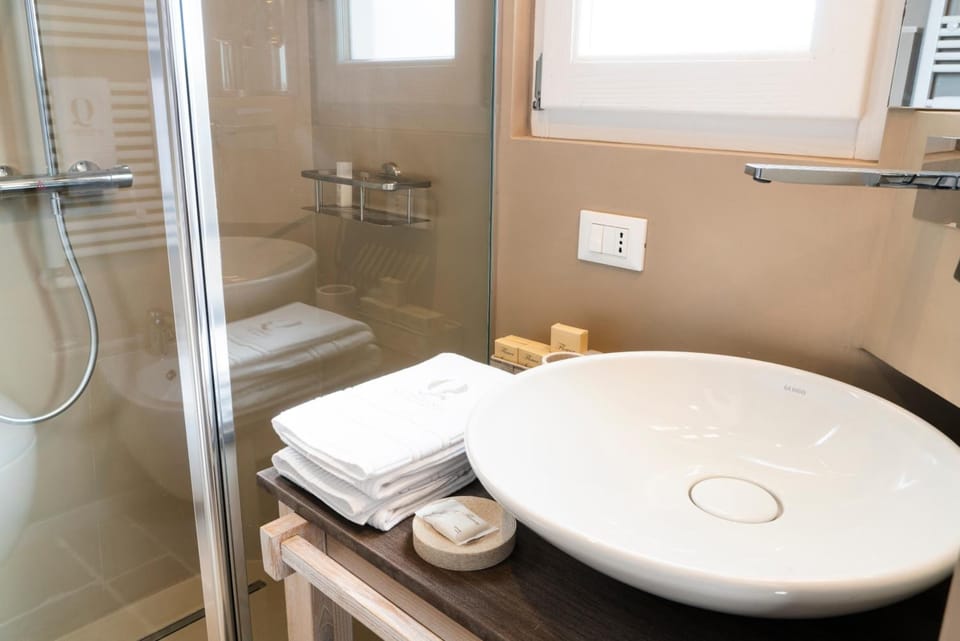Combined shower/tub, deep soaking tub, hydromassage showerhead
