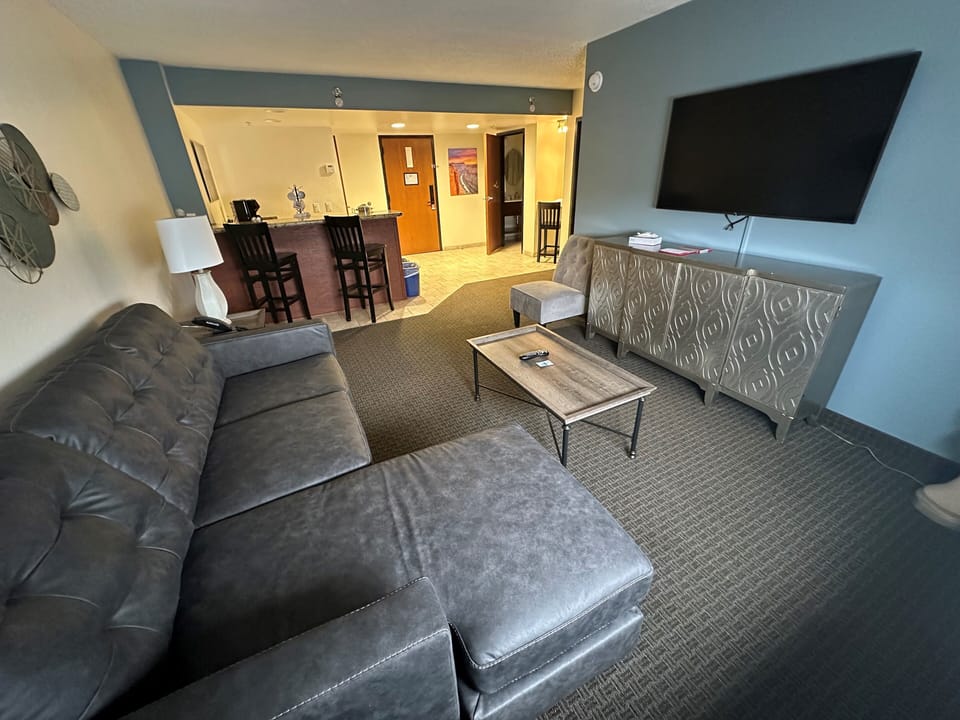 Deluxe Suite (Hotel) (No Pets) | Egyptian cotton sheets, premium bedding, desk, WiFi (free)