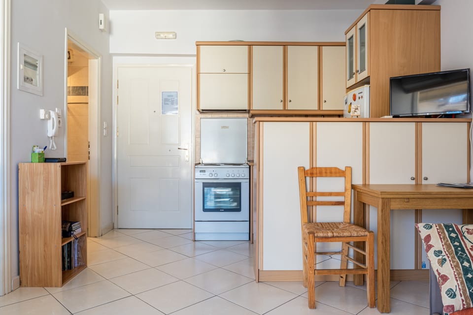Apartment, 1 Bedroom | Private kitchen | Full-size fridge, microwave, oven, stovetop