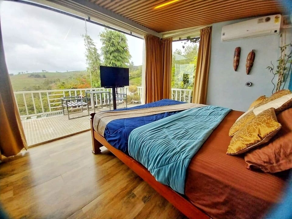 Luxury Studio Suite, Mountain View | Free minibar items, in-room safe, soundproofing, iron/ironing board