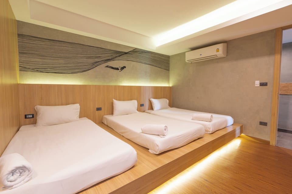 Deluxe Family Room | Blackout drapes, free WiFi, bed sheets