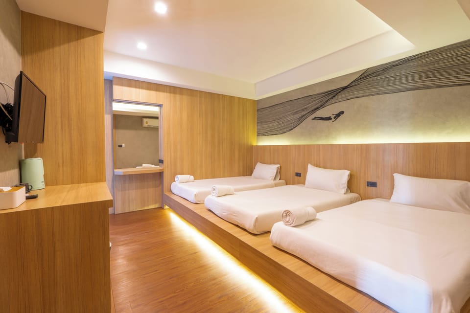 Deluxe Family Room | Blackout drapes, free WiFi, bed sheets