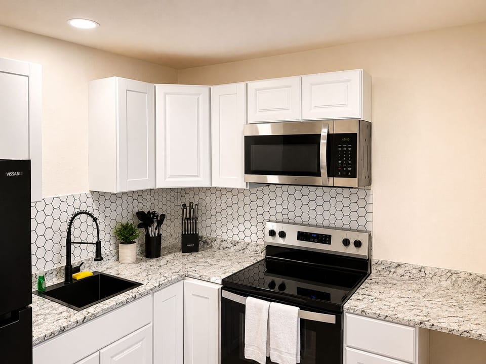 Deluxe Room, 1 Queen Bed, Kitchenette | Private kitchen | Coffee/tea maker, fridge, microwave, freezer
