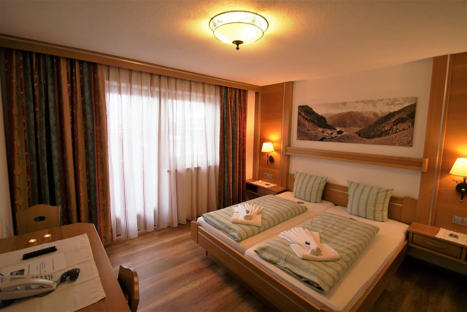 Double Room, Balcony | Hypo-allergenic bedding, individually decorated, individually furnished