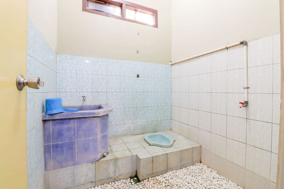 Standard Double Room | Bathroom | Shower, rainfall showerhead, towels