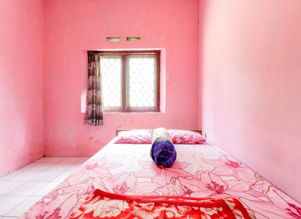 Standard Double Room, Shared Bathroom | Desk
