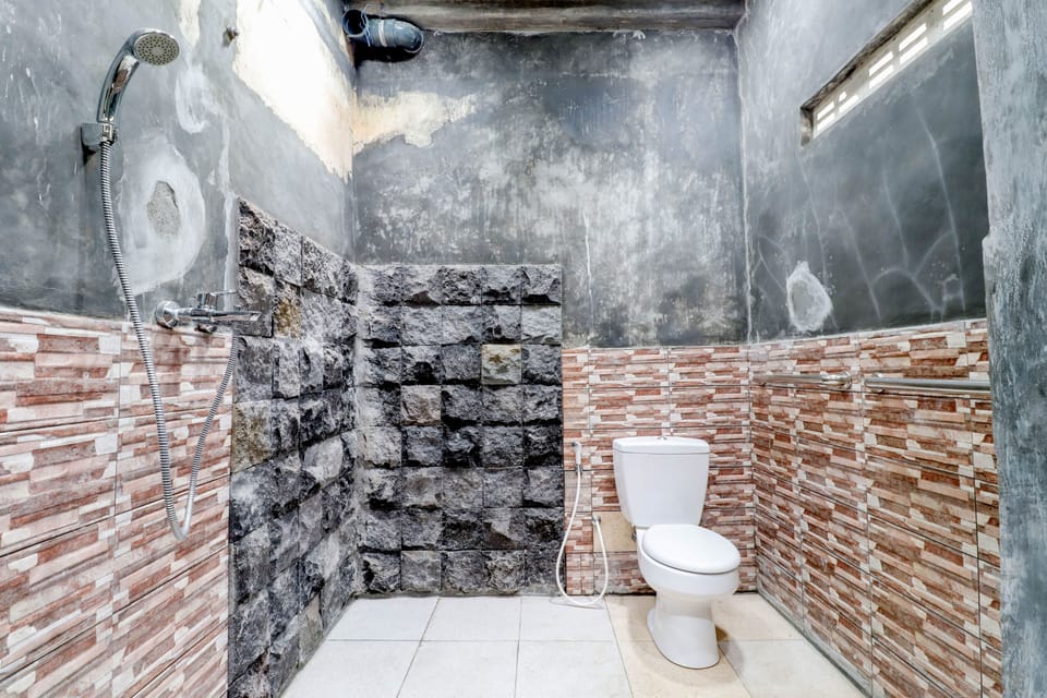 Standard Double Room, Shared Bathroom | Bathroom | Shower, towels
