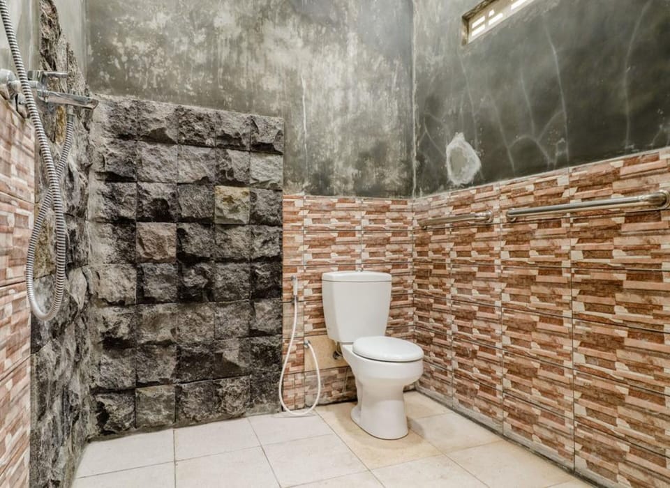 Standard Double Room, Shared Bathroom | Bathroom | Shower, towels