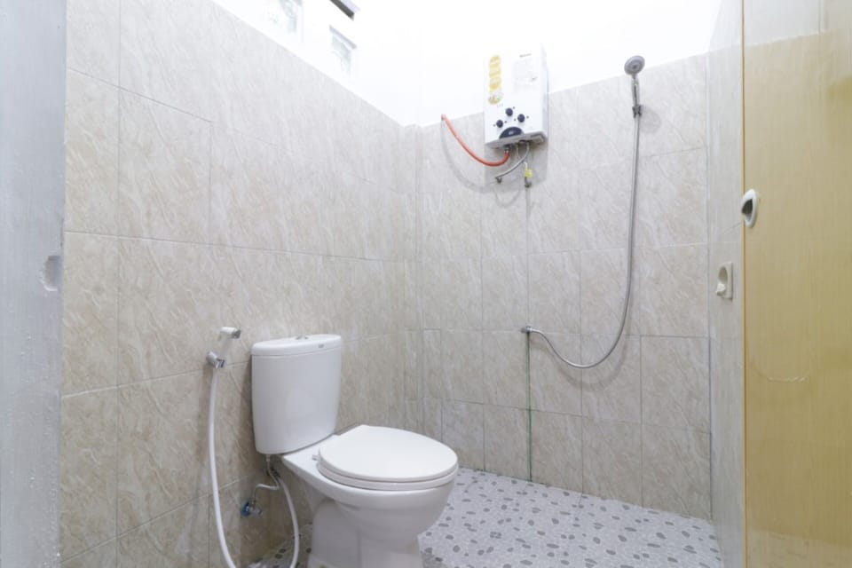 Family Room Connecting | Bathroom | Shower, free toiletries, towels, soap