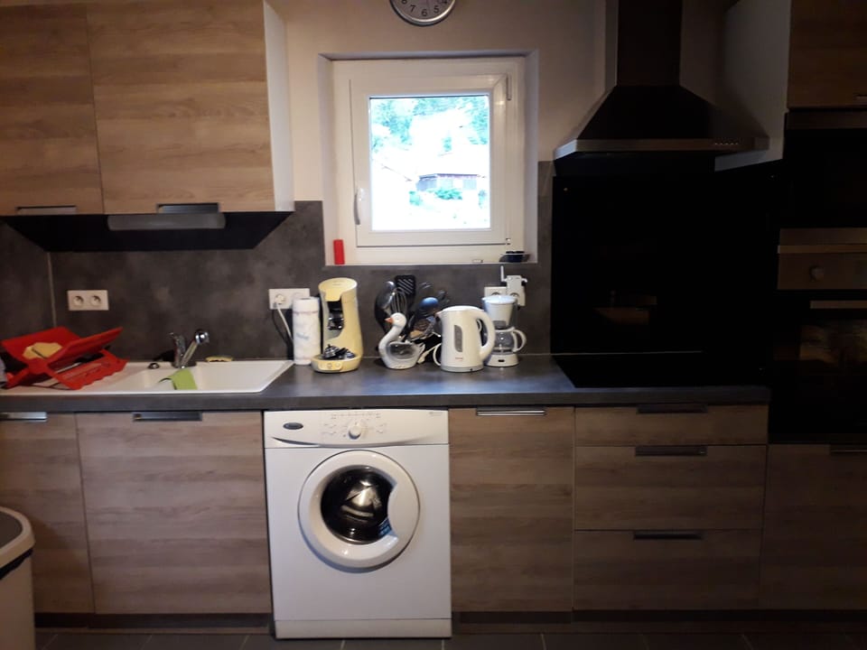 Studio, 1 Double Bed, Kitchen, Ground Floor | Private kitchen | Full-size fridge, microwave, oven, stovetop
