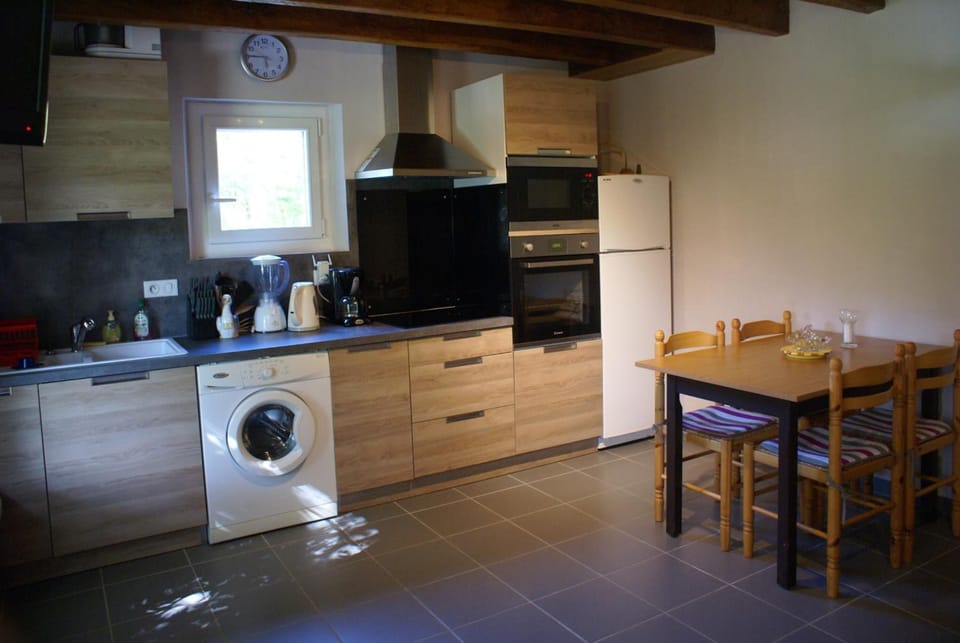 Full-size fridge, microwave, oven, stovetop