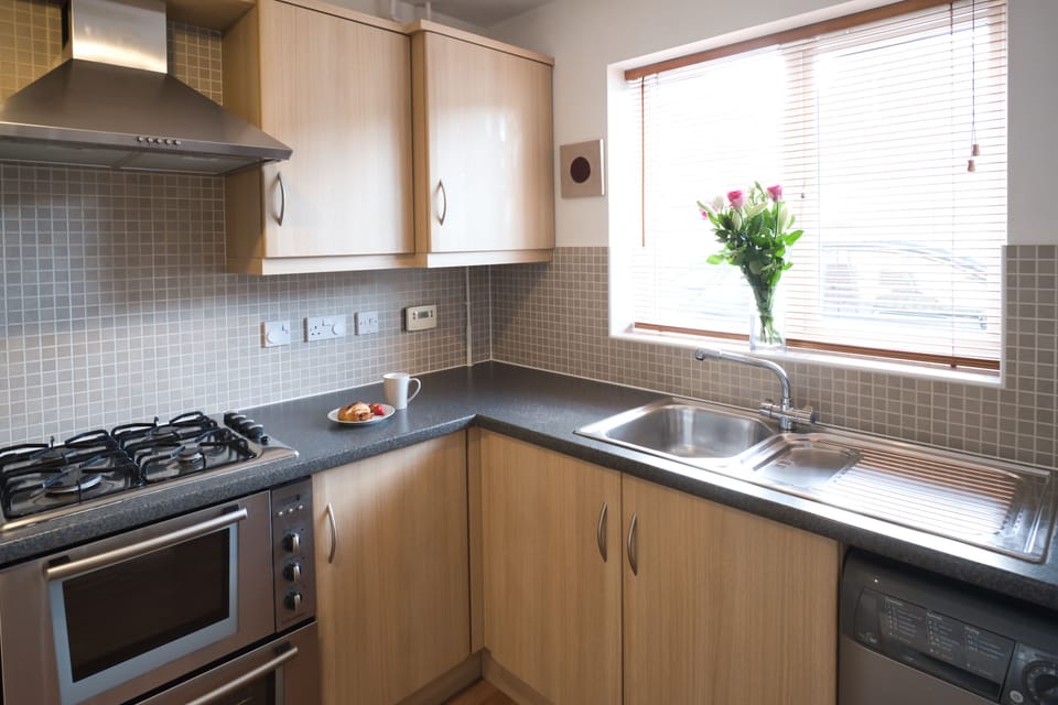 House, Private Bathroom (Bank Side House) | Shared kitchen