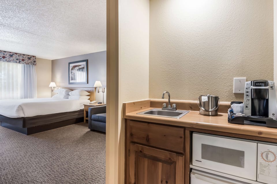 Executive Room, 1 King Bed | Private kitchen | Fridge, microwave, coffee/tea maker
