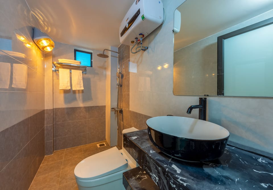 Shower, rainfall showerhead, free toiletries, hair dryer