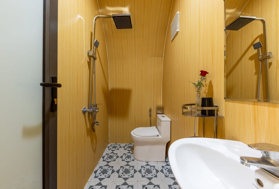 Shower, rainfall showerhead, free toiletries, hair dryer