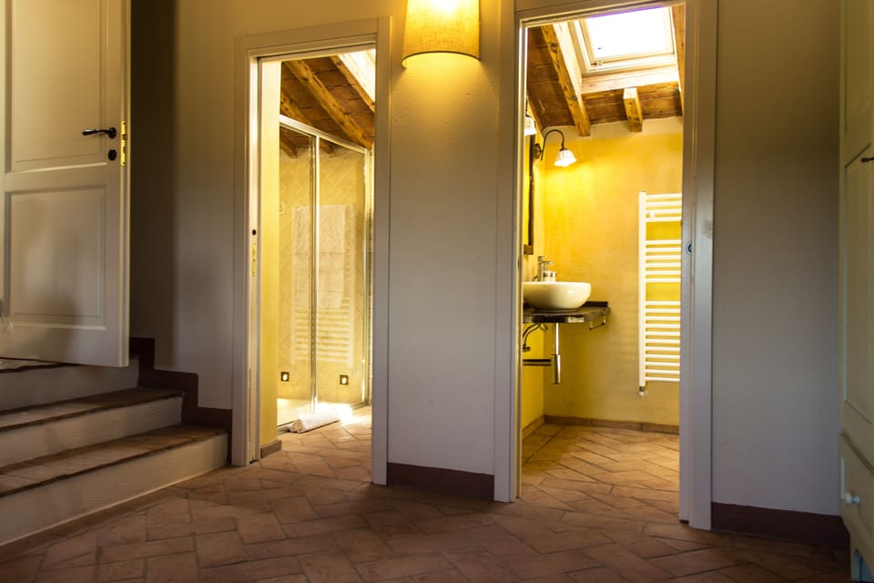 Superior Room (Vermentino) | Bathroom | Shower, free toiletries, hair dryer, slippers