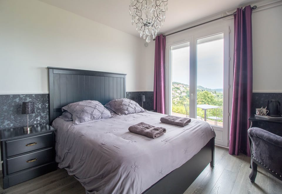 Romantic Room (Baroque) | Premium bedding, individually decorated, individually furnished, desk