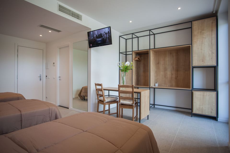 Triple Room | Minibar, desk, soundproofing, free WiFi