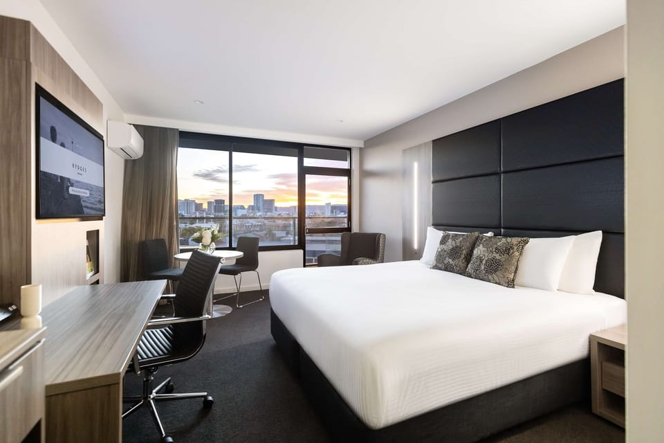 Superior Room, 1 King Bed, City View | Minibar, in-room safe, blackout drapes, iron/ironing board