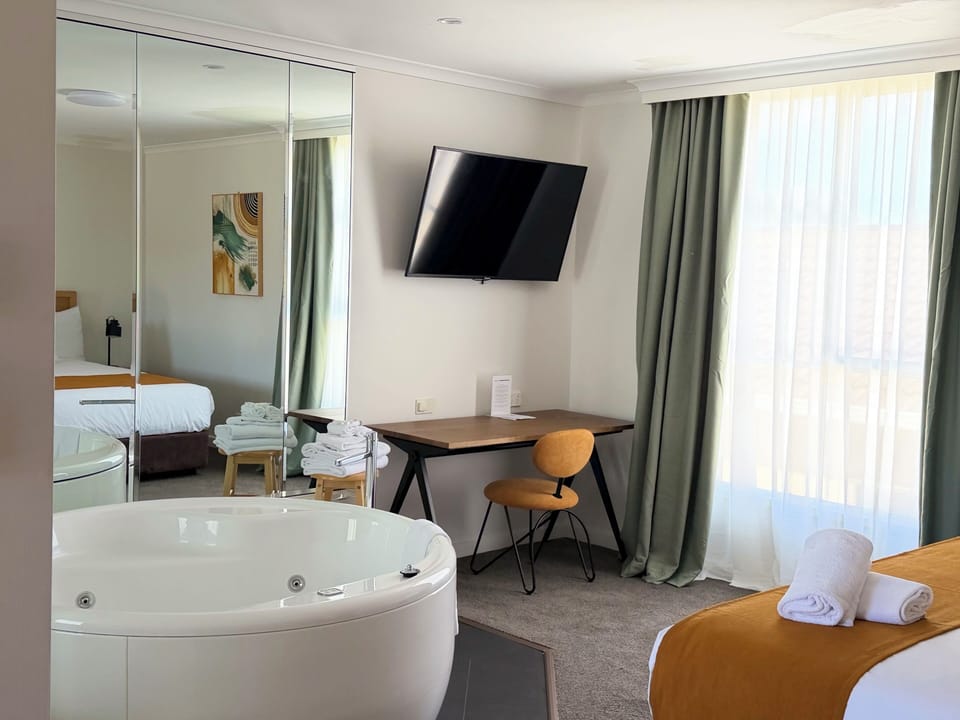 King Spa Room | Living area | Flat-screen TV