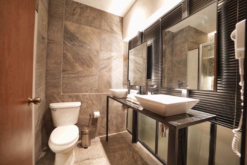 Shower, rainfall showerhead, free toiletries, hair dryer