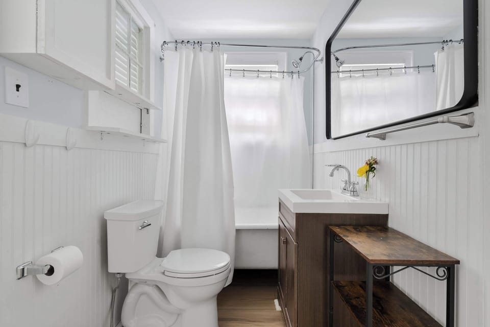 Bathroom 2: Shower/Tub 