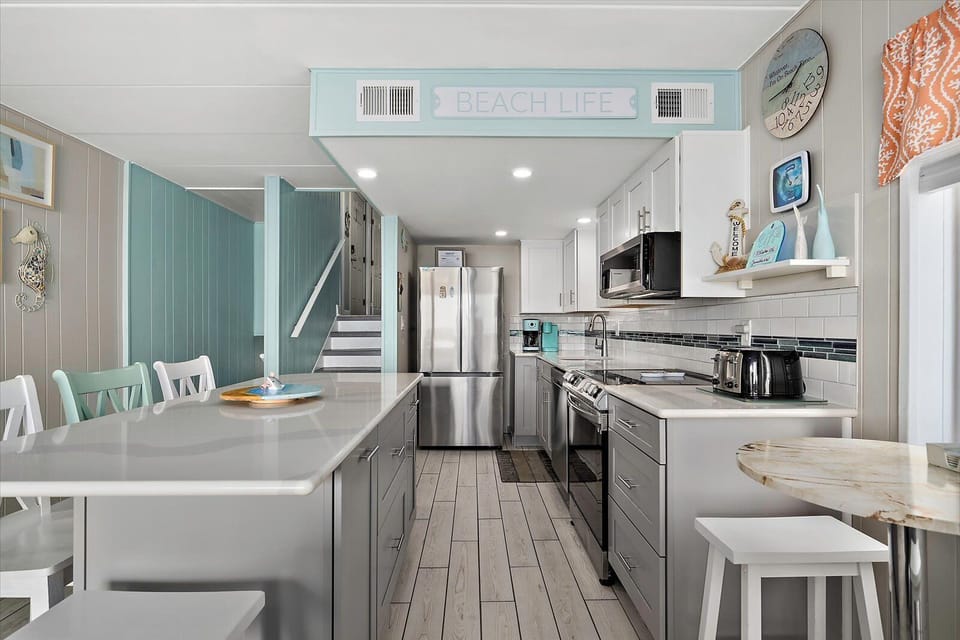 Island and additional seating for 7 people