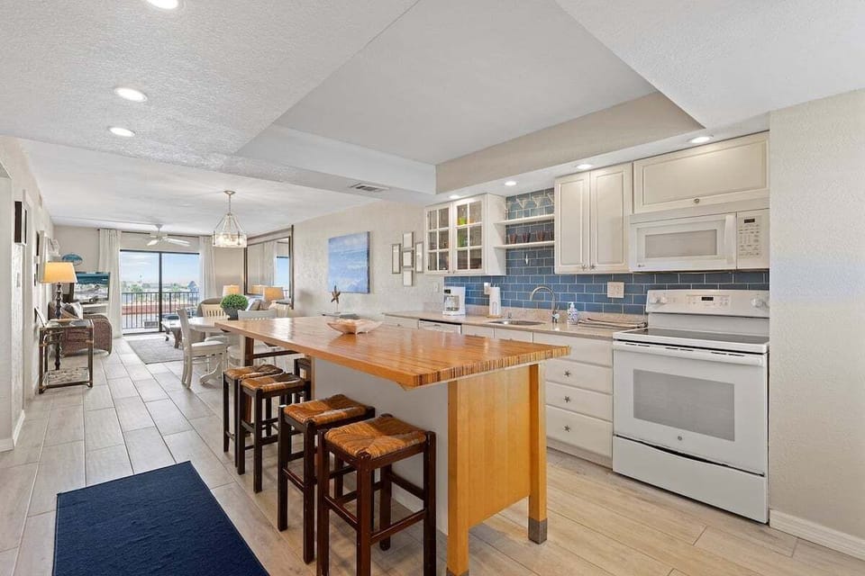 Island Snack Bar in Kitchen